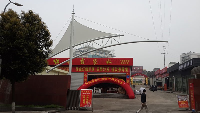 回兴家具城大门